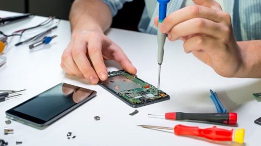man repair the moibile phone